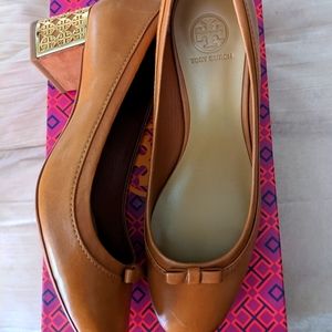 Tory Burch leather pumps. BEA 45mm pump, gold detail.